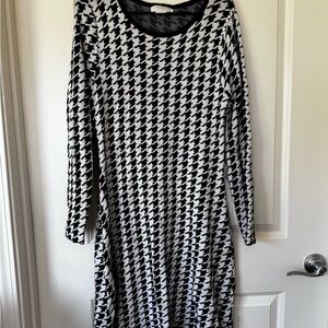 Black and White Sheath Dress with Long Sleeves and Crew Neck